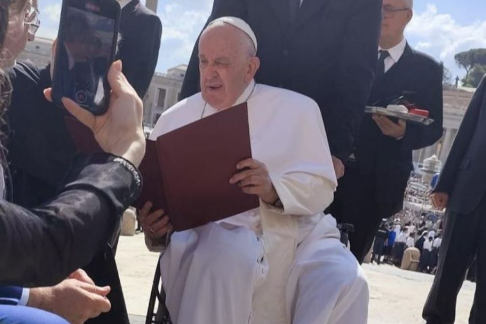Il Papa riceve e firma la Carta di Assisi declinata per i bambini, durante l'udienza generale di mercoledì 22 maggio 2024 - .