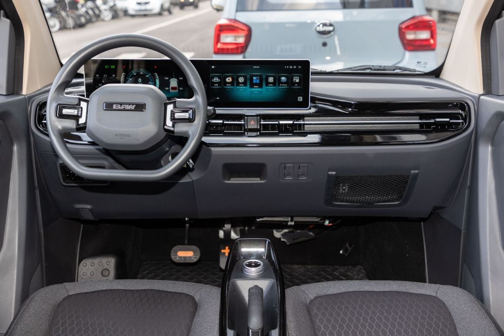 Gli interni della microcar cinese - foto Giovanni Mitolo