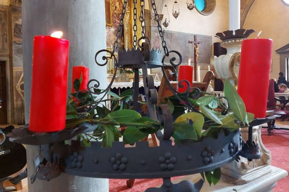 La corona d'Avvento in una chiesa della Toscana - Avvenire