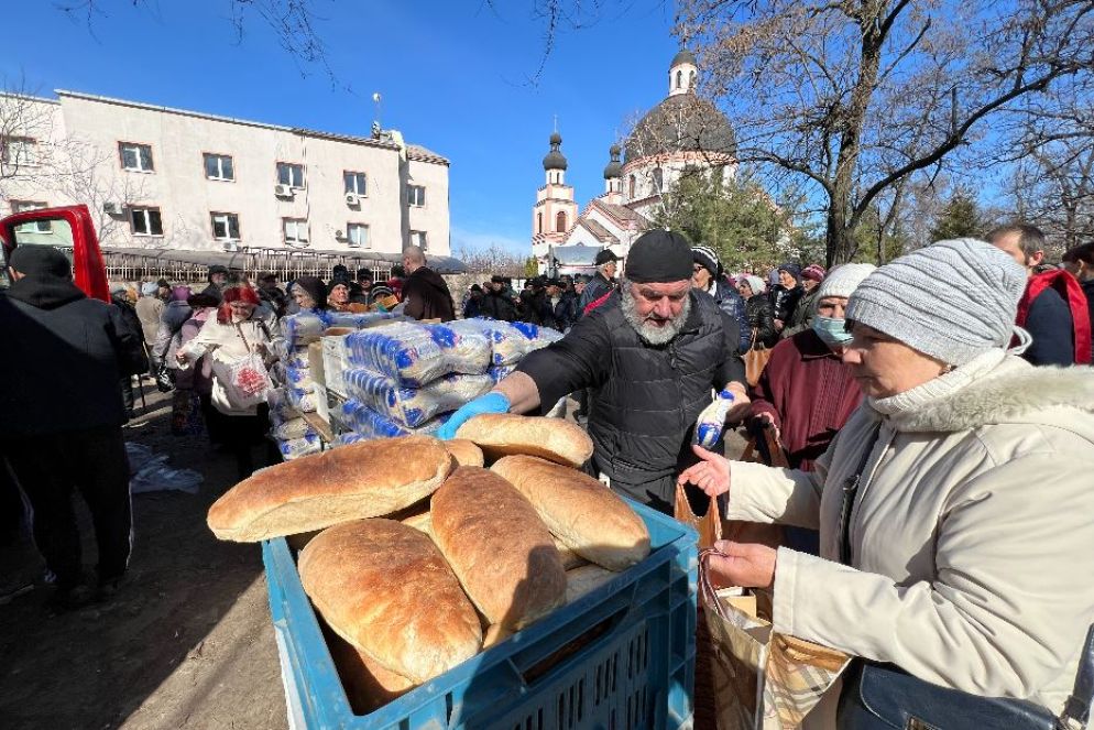 La distribuzione del "pane dei poveri" di guerra a Zaporizhzhia nei giorni del Triduo pasquale - Gambassi
