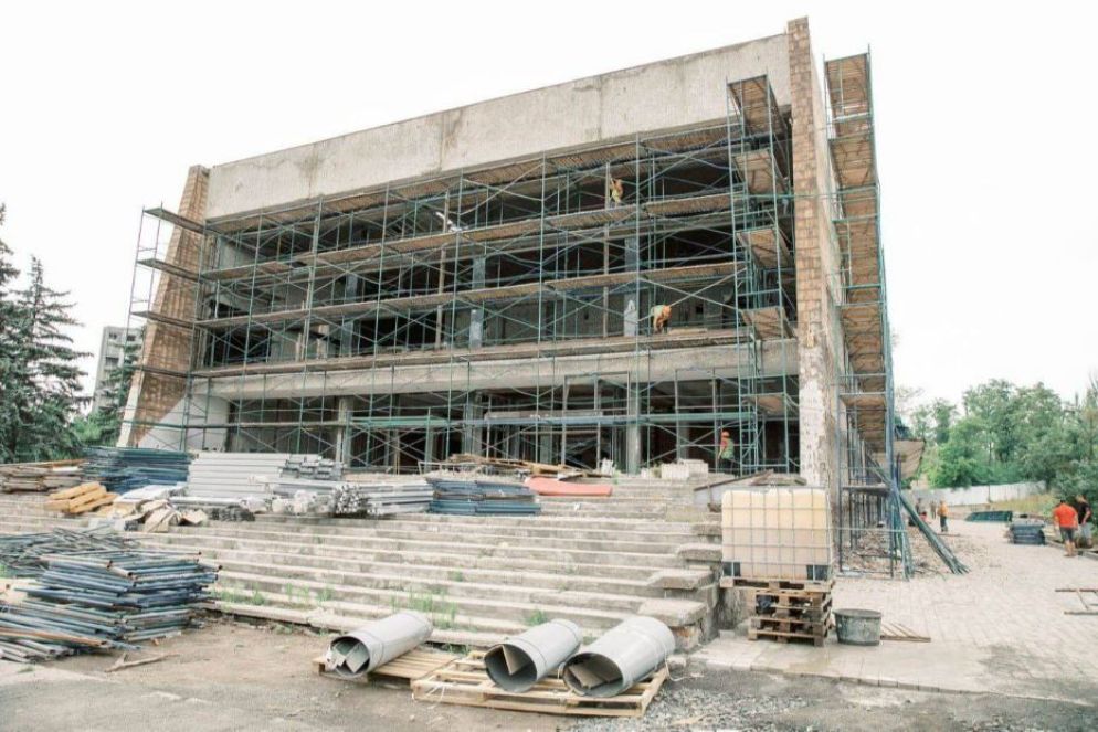 Un edificio in costruzione, voluto dalle autorità russe, per cancellare la distruzione a Mariupol - Telegram-MariupolNow