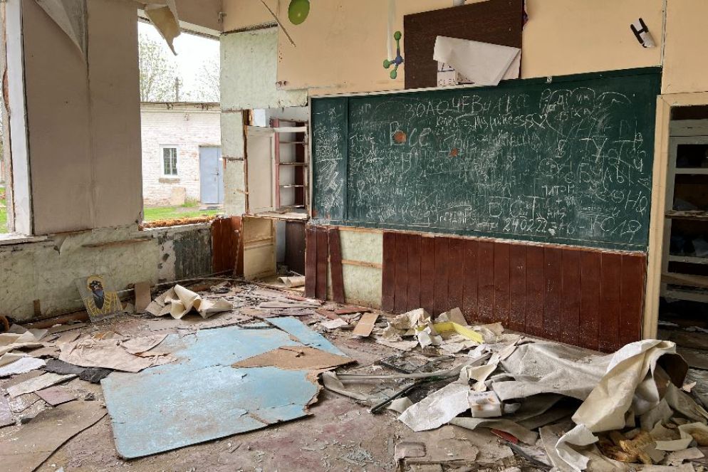 Una scuola bombardata nell'hinterland di Kharkiv - Gambassi