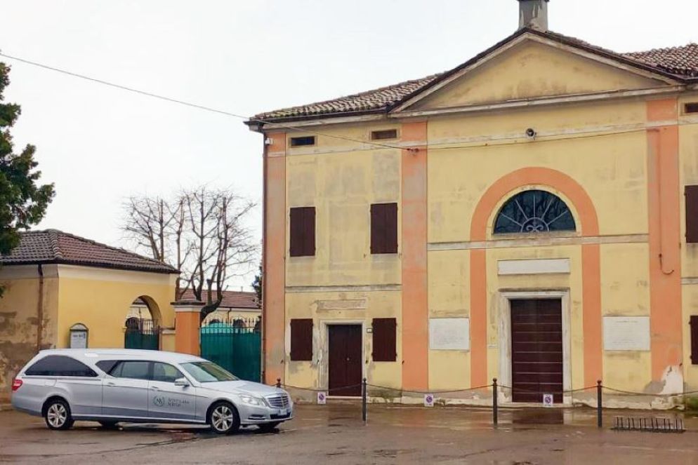 Il feretro di Saman arriva al cimitero - ANSA