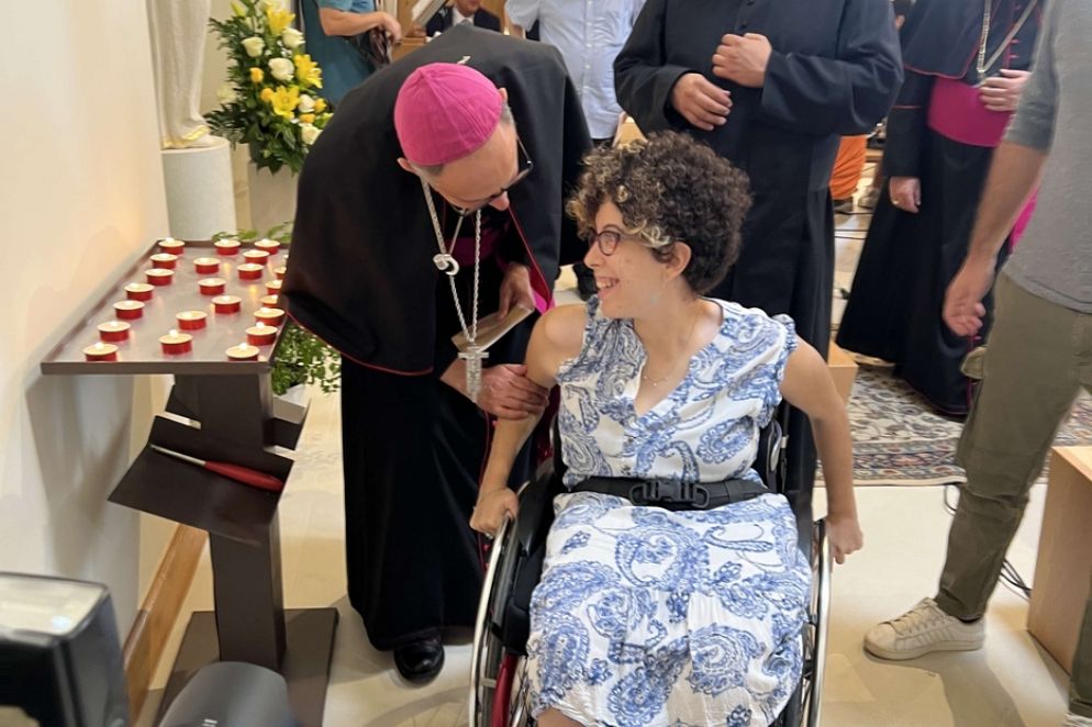 L'arcivescovo Maffeis con Anna, giovane in carrozzina - Gambassi