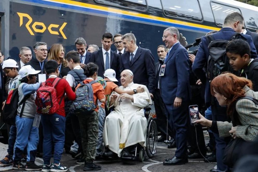 Il Papa si è recato in stanzione vaticana per augurare buon viaggio ai bambini - Ansa
