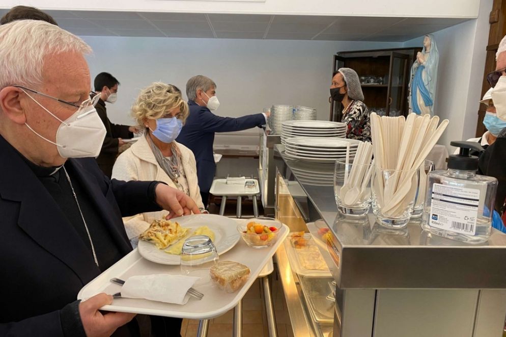 Il cardinale Gualtiero Bassetti a una mensa per i poveri - Arcidiocesi di Perugia-Città della Pieve