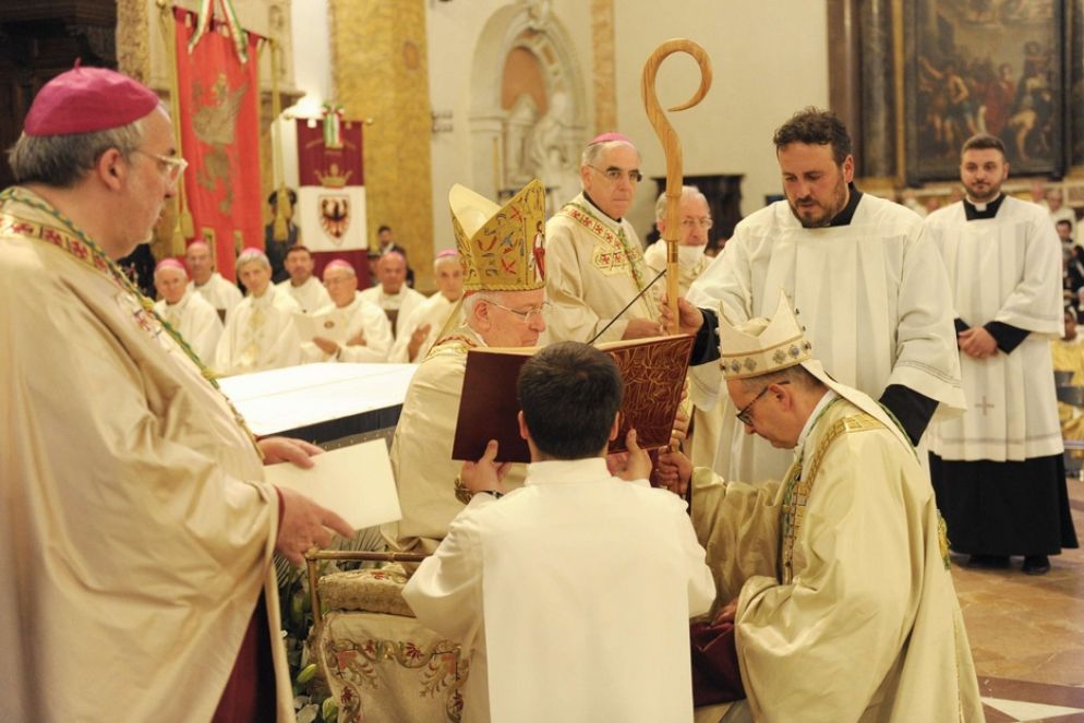 L'arcivescovo Maffeis riceve il pastorale dal cardinale Bassetti - Diocesi di Perugia