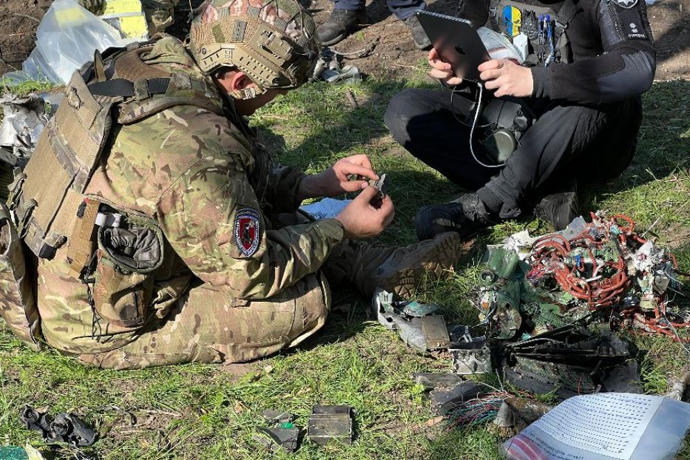 La polizia analizza i frammenti dei missili russi che hanno devastato oltre venti condomini a Kharkiv - Gambassi