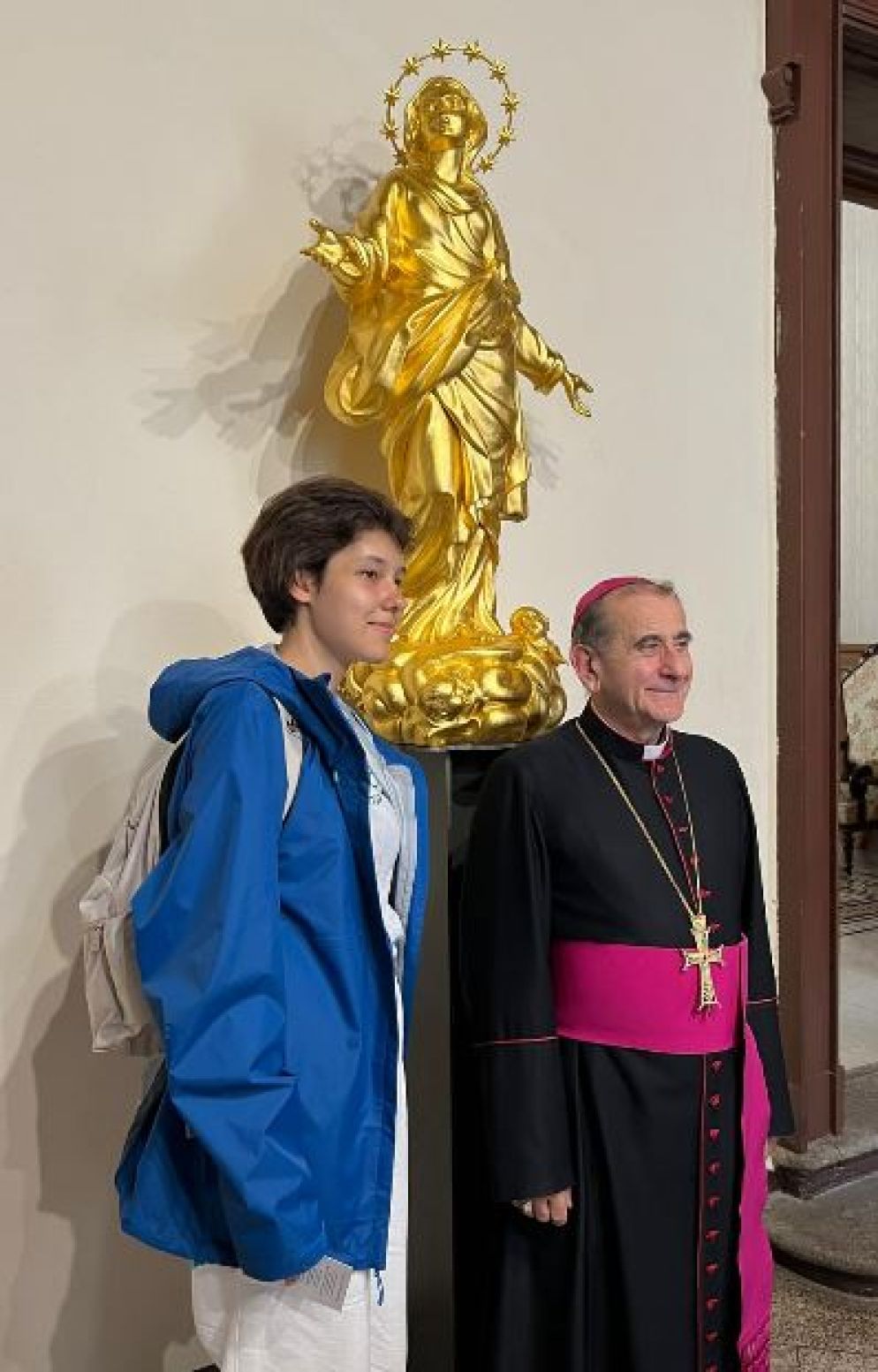 L'arcivescovo di Milano, Mario Delpini, con Tania, ragazza ucraina che vive in un villaggio assediato dall'esercito russo - Gambassi