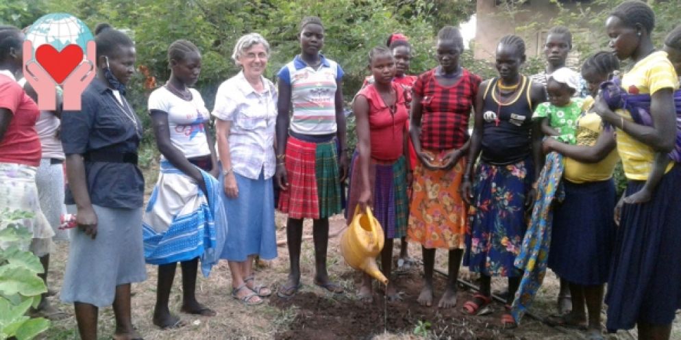 Suor Fernanda con le sue ragazze in Uganda - cuore amico