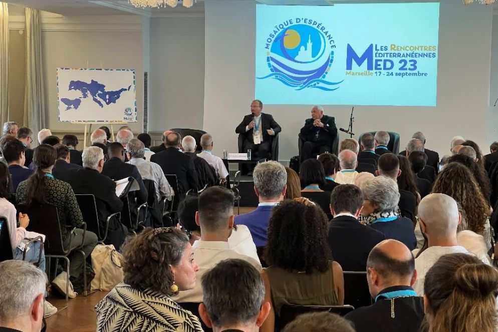 Vescovi e giovani durante i lavori degli "Incontri del Mediterraneo" a Marsiglia - Gambassi