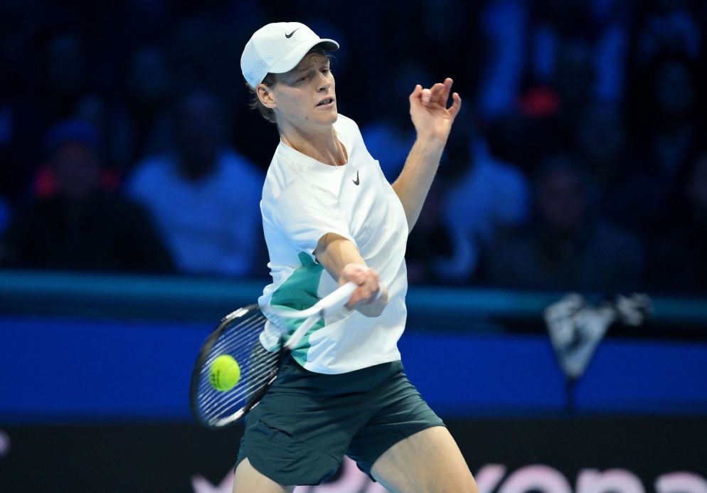 Sinner in azione durante il match con Djokovic - ANSA