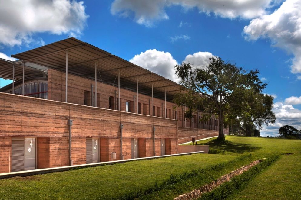 L'ospedale è costruito con muri in argilla cruda ricavata dallo scavo delle fondamenta - Marcello Bonfanti