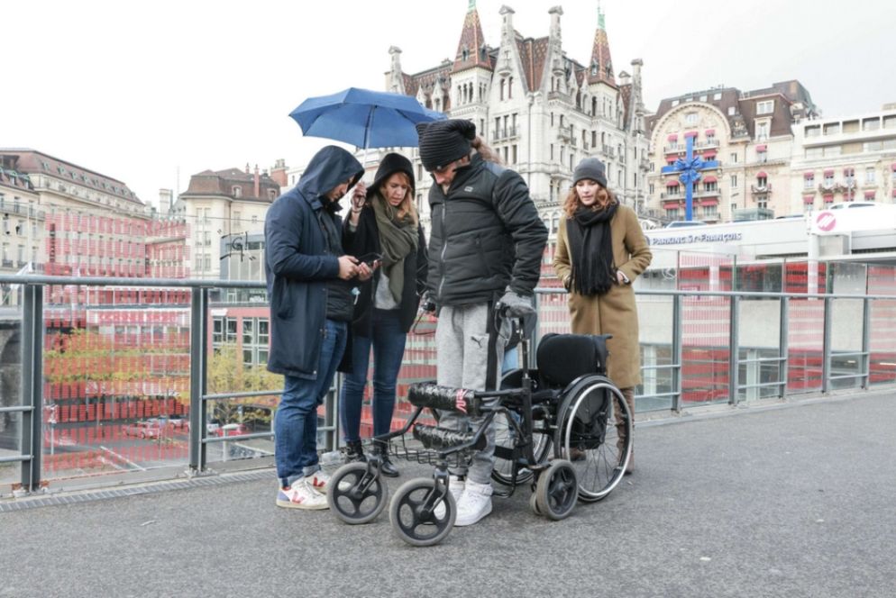 "I primi passi sono stati un sogno": dopo 4 anni di paralisi Michel Roccati è tornato a camminare grazie a un dispositivo realizzato da un gruppo di ricerca coordinato dal Politecnico di Losanna (Epfl), al quale ha partecipato anche l'Italia con Silvestro Micera, che lavora fra Scuola Superiore Sant'Anna di Pisa ed Epfl. In appena un giorno ha ripreso a camminare, ora sale e scende le scale, nuota e punta, in primavera, a percorrere almeno un chilometro. - ANSA/EPFL/ALAIN HERZOG