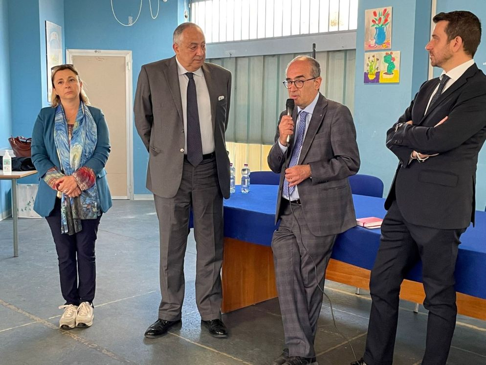 Il dirigente reggente Domenico Di Fatta con alcuni docenti dell’istituto “Falcone” del quartiere Zen di Palermo - Web