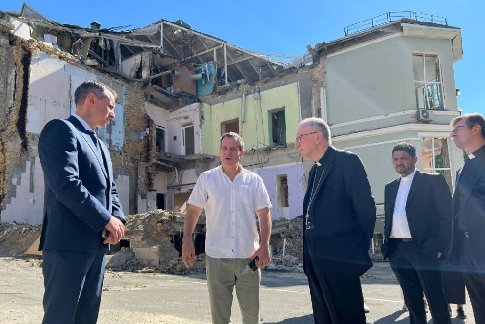 Il cardinale Parolin visita l'ospedale pediatrico di Kiev bombardato due settimane fa - Gambassi