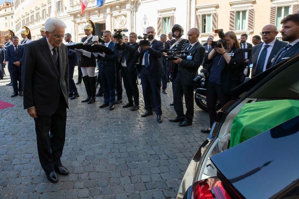 Il presidente Mattarella rende omaggio al feretro al suo arrivo in piazza Montecitorio - ANSA