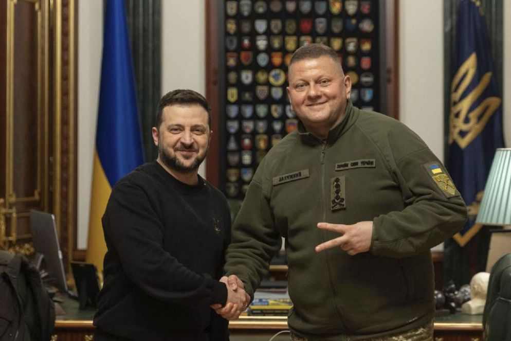 Il presidente ucraino Volodymyr Zelensky stringe la mano al generale Valery Zaluzhny, rimosso dalla guida delle forze armate - Ansa