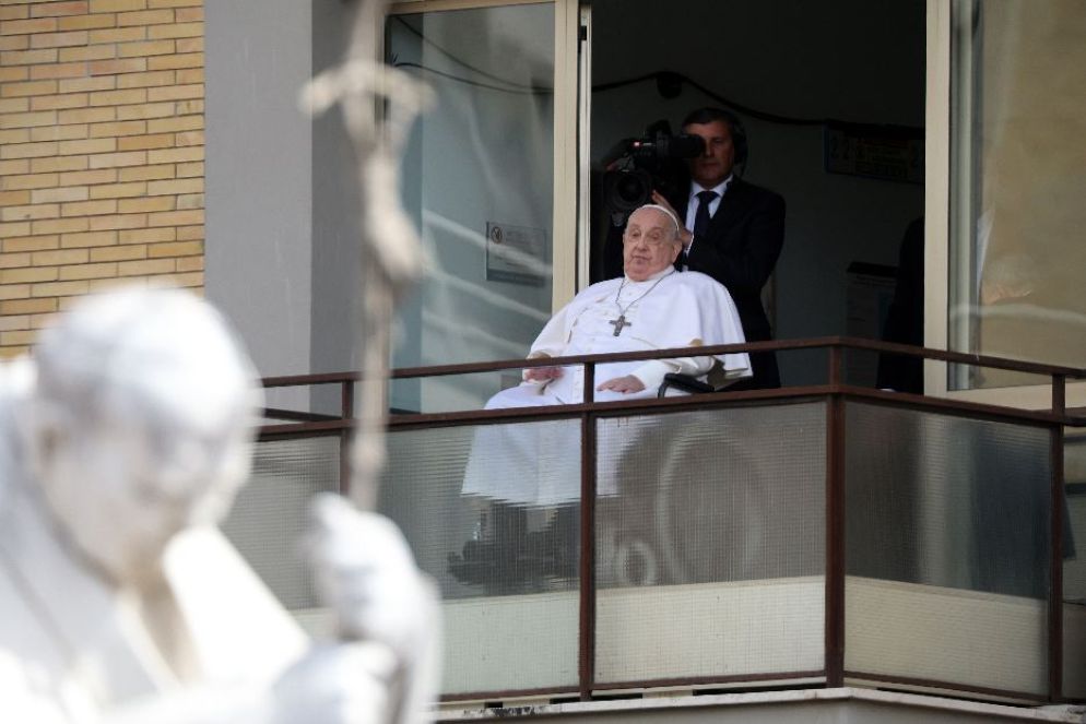 23 marzo: il Papa si affaccia a un balconcino del Gemelli per salutare la folla poco prima di essere dimesso. In primo piano, la statua di Giovanni Paolo II davanti al Policlinico - Marco Iacobucci / ipa-agency.net