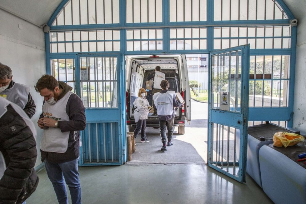 Si riempie il camioncino - foto Perego