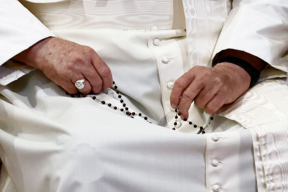 La coroncina del Rosario del Papa - Reuters