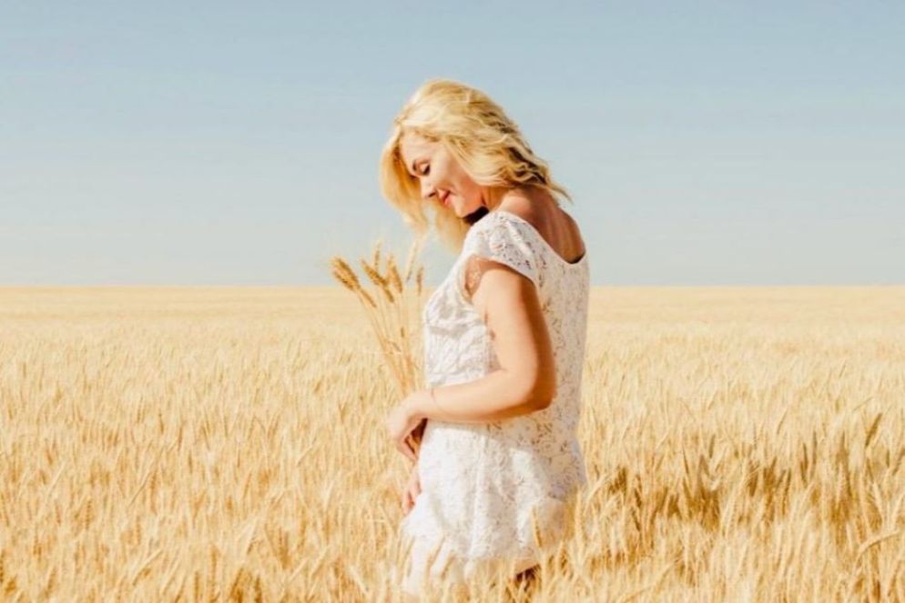 Tanya in un campo di grano in Ucraina. "Cielo e spighe, i colori della bandiera", dice - L.B.