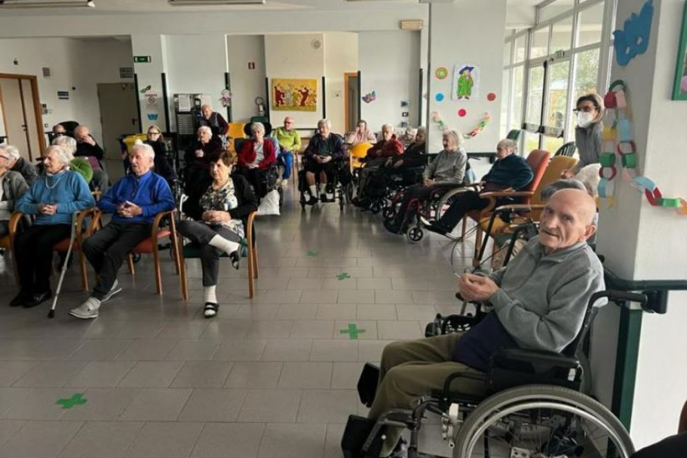 Gli ospiti di una delle Rsa in cui presta servizio padre Vincenzo Puzone - .