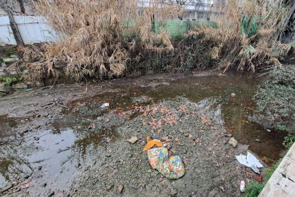 Tra i rifiuti e il fango affiora anche un materasso - Foto Bellaspiga