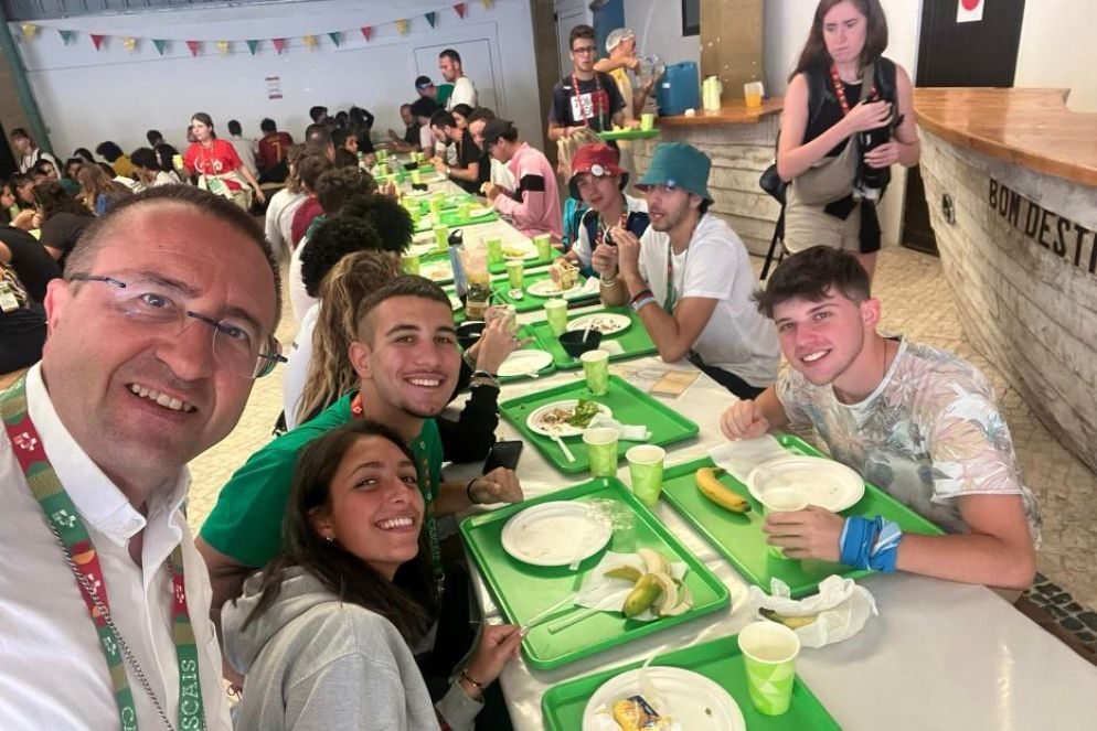 Il vescovo Andrea Migliavacca con i giovani della diocesi di Arezzo-Cortona-Sansepolcro che partecipano alla Gmg di Lisbona - Facebook
