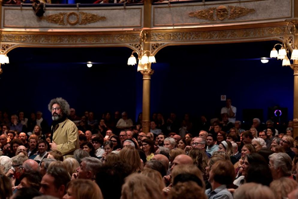 L'ingresso di Cristicchi dalla platea al Rossetti di Trieste - Foto Fabiana Cattaruzza