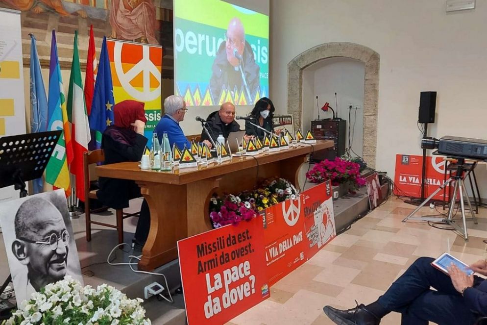 Il dibattito pubblico avvenuto ieri ad Assisi, con la partecipazione, tra gli altri, di Flavio Lotti (Tavola della pace) e Marco Tarquinio, direttore di "Avvenire" - .