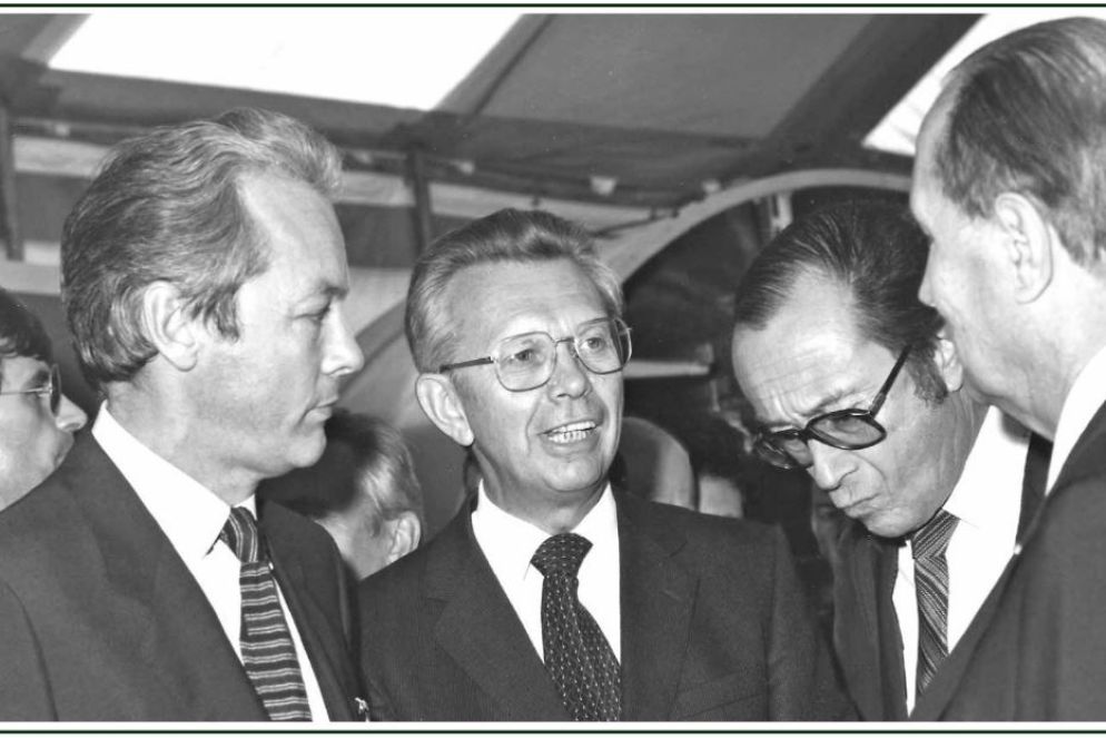 Ugo Amaldi (secondo da sinistra) con i più stretti collaboratori dopo l'approvazione alla costruzione di DELPHI - .