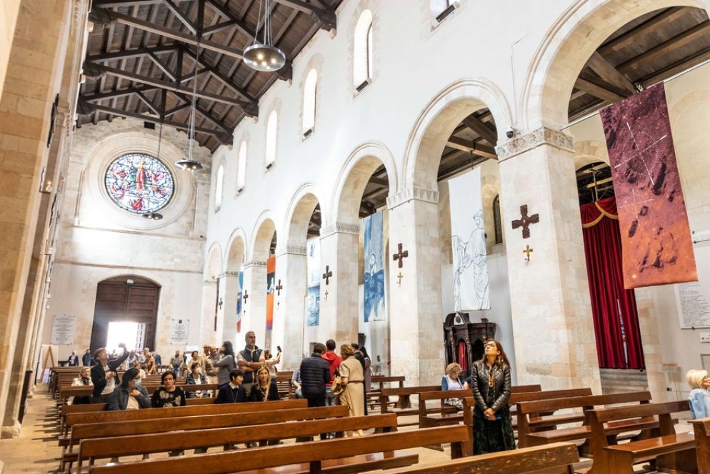 Gli arazzi contemporanei esposti nella cattedrale di Cosenza