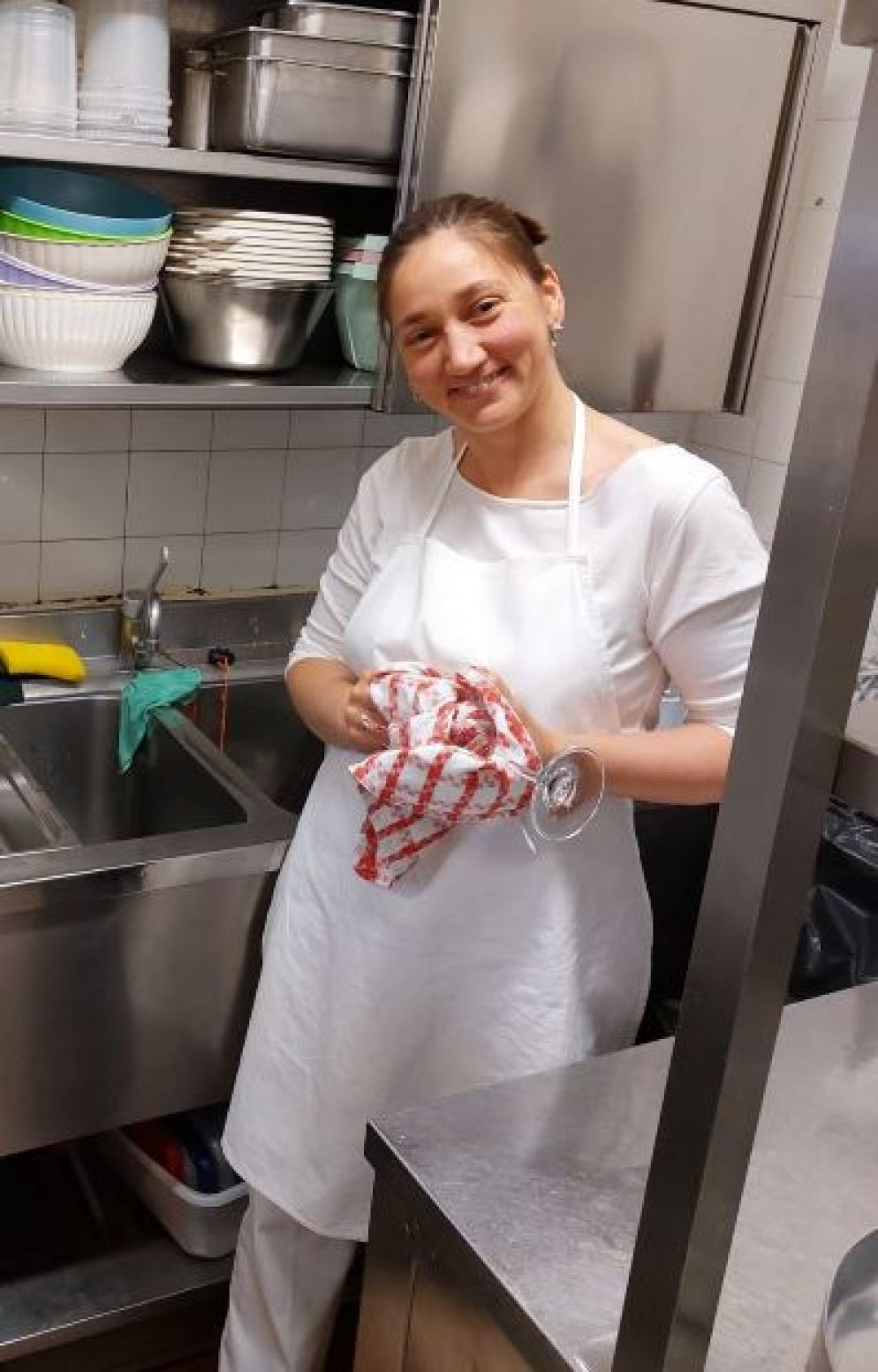 Aurika al lavoro in un bar italiano, "mi hanno accolta come un'amica" - L.B.