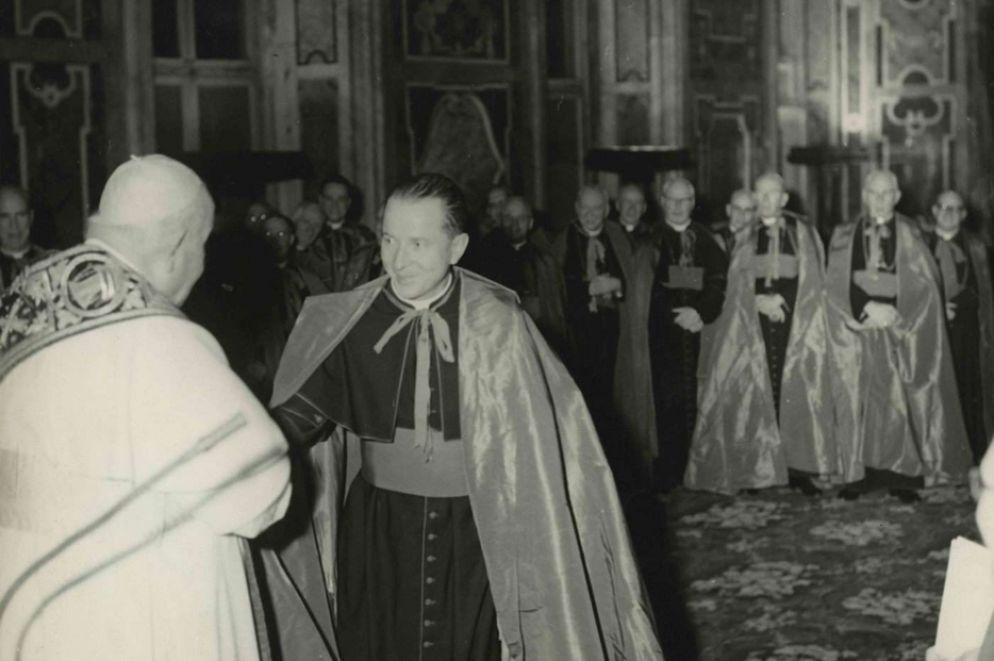 Padre conciliare. Remi Joseph De Roo stringe la mano a papa Giovanni XXIII - Archivio dell'Arcidiocesi di Vancouver