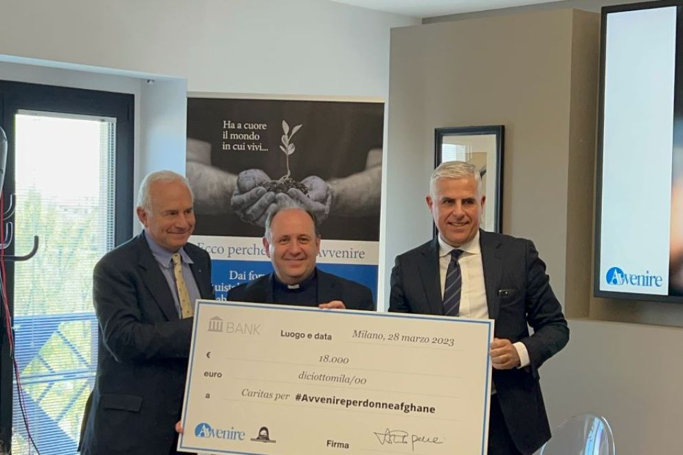 La consegna dei fondi raccolti durante la campagna al direttore della Caritas italiana, don Marco Pagniello. A sinistra il direttore di Avvenire, Marco Tarquinio, a destra il direttore generale Alessandro Belloli - Ilaria Santoro