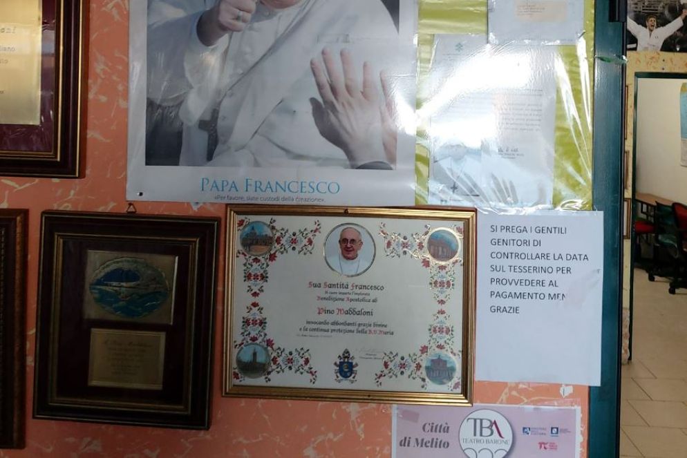 La parete dedicata a papa Francesco che gli ha inviato il “diploma - .