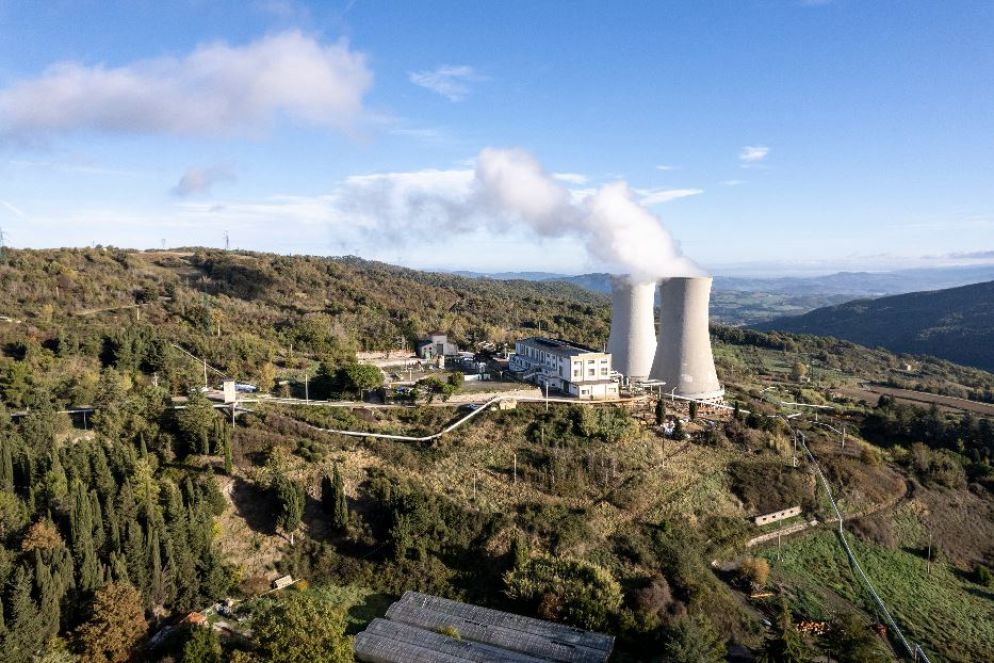 la centrale geotermica Valle Secolo a Larderello, nel cuore del distretto della geotermia in Toscana. L’impianto è costituito da due turbine da 60 MW, per una potenza installata complessiva di 120 MW che ne fanno il più grande del distretto e uno dei più grandi al mondo - Enel