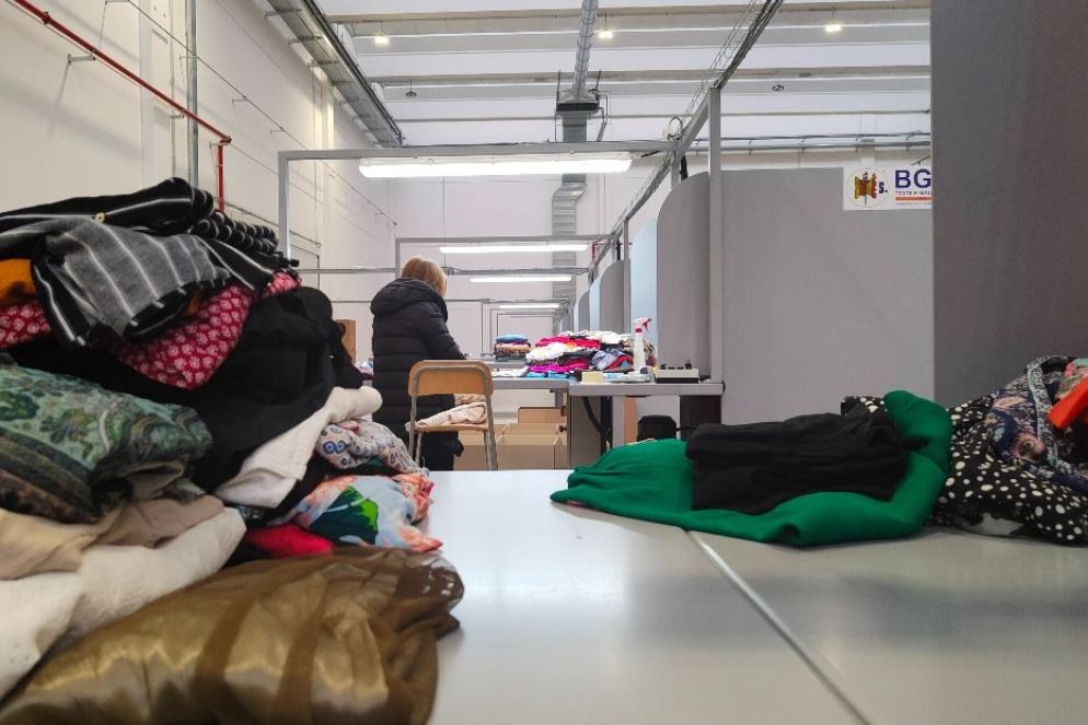 Rho (Milano): il "Textile Hub" della cooperativa Vesti Solidale è occasione di lavoro e inclusione per 40 persone - foto Vesti Solidale