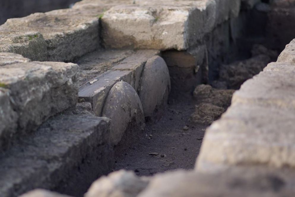 Un particolare di uno dei due templi dorici scoperti nell'antica città della Magna Grecia Poseidona, ribattezzata in epoca romana Paestum - Ansa/Ministero della cultura