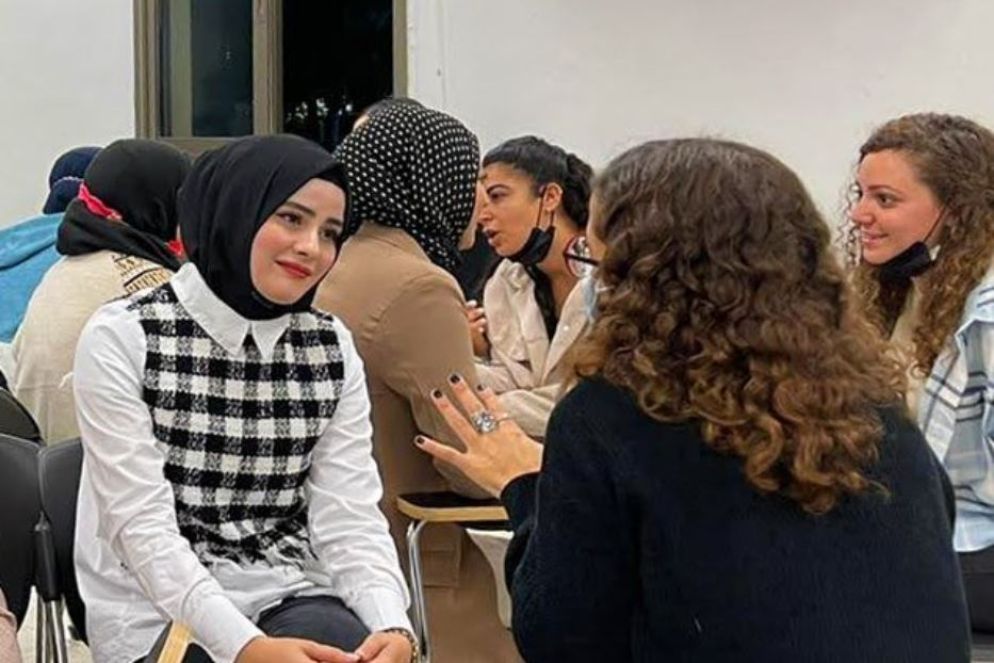 Studentesse impegnate nella Scuola per la pace - Dal sito internet di Neve Shalom Wahat al-Salam