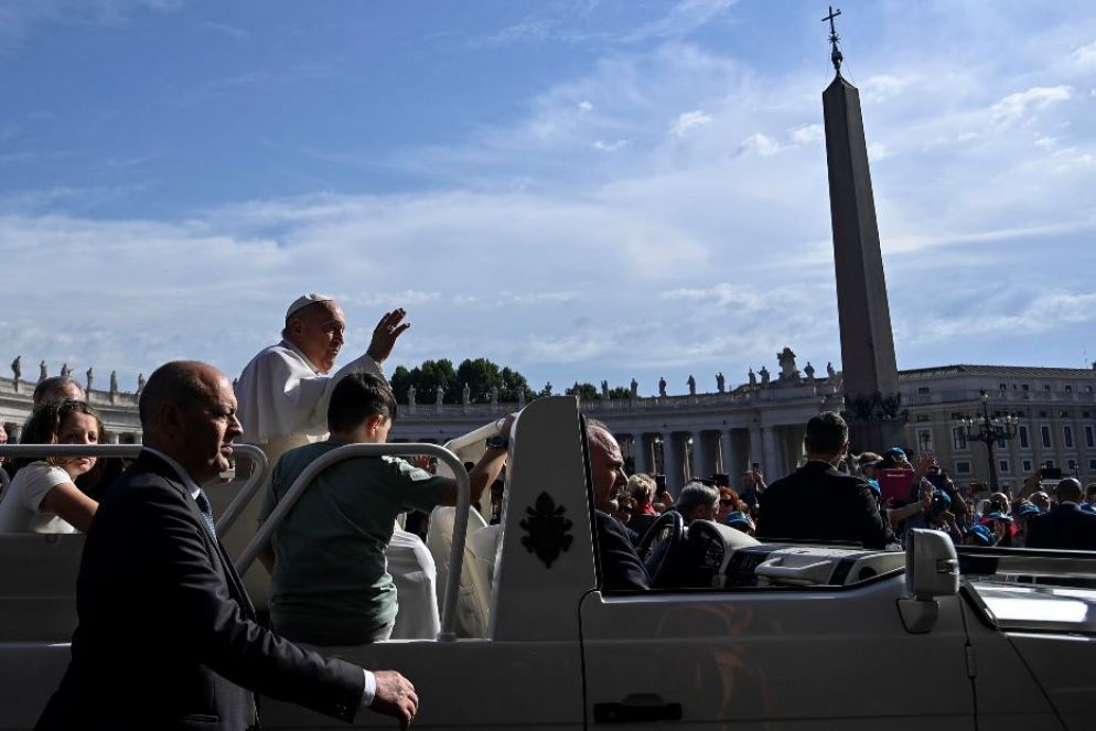 Francesco a bordo della "papamobile" - Ansa
