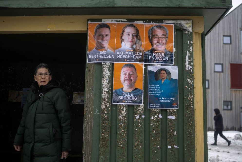 Le persone alla fermata dell'autobus in attesa di recarsi a votare - Reuters