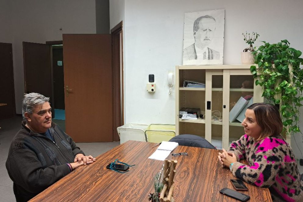 Don Massimo Mapelli ed Elena Simeti nella sede dello Sportello antiusura - .