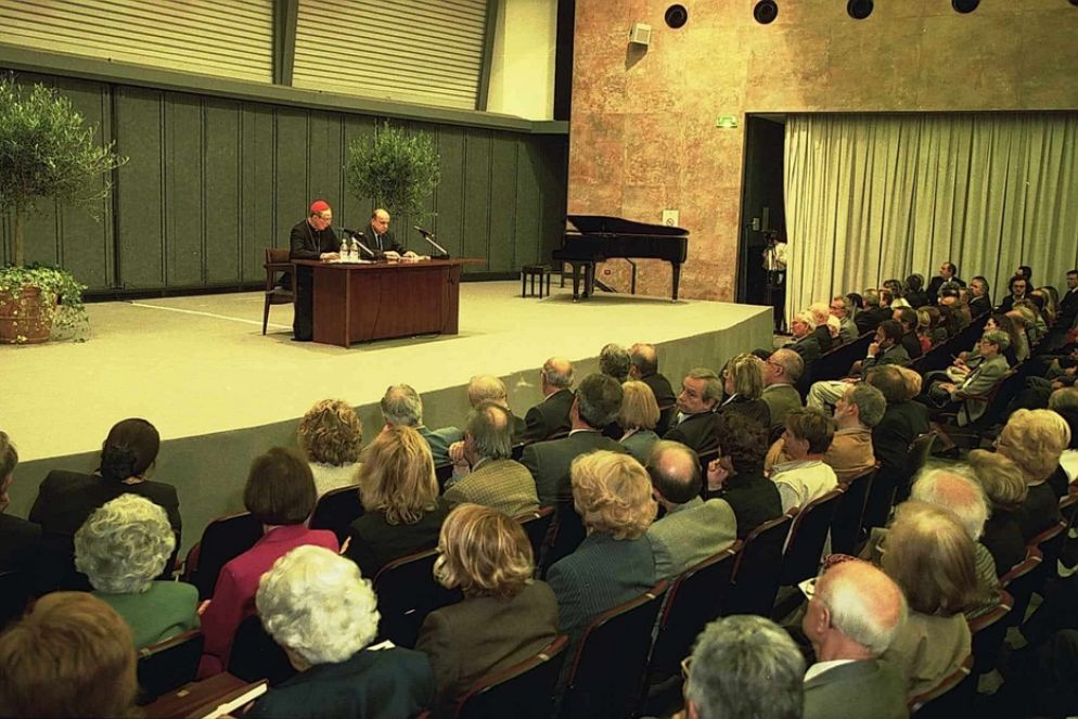 Il cardinale Carlo Maria Martini durante un incontro della Cattedra dei non credenti a Milano - Fondazione Carlo Maria Martini