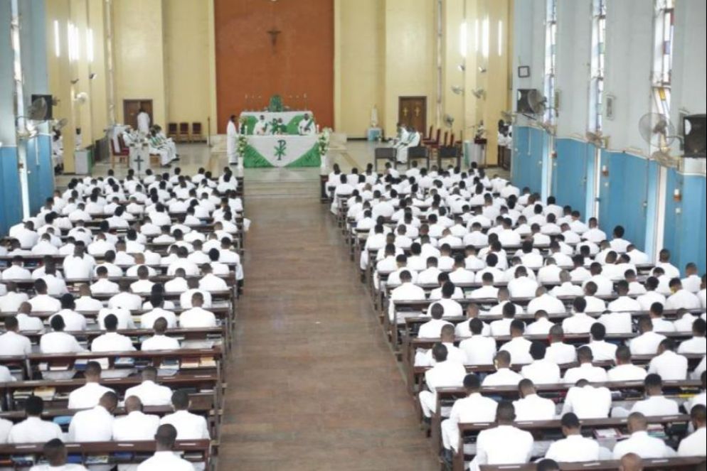 Una liturgia eucaristica nella chiesa del Seminario di Enugu (Nigeria) che contiene 800 persone sedute - .