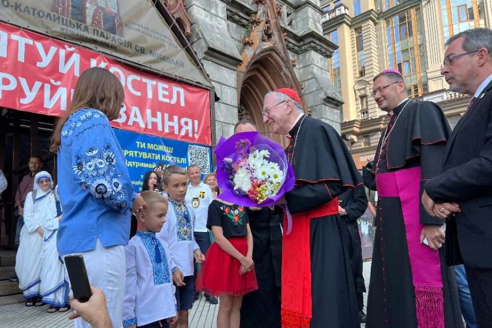 Il cardinale Parolin a Kiev con i parrocchiani cattolici della chiesa di San Nicola - Gambassi