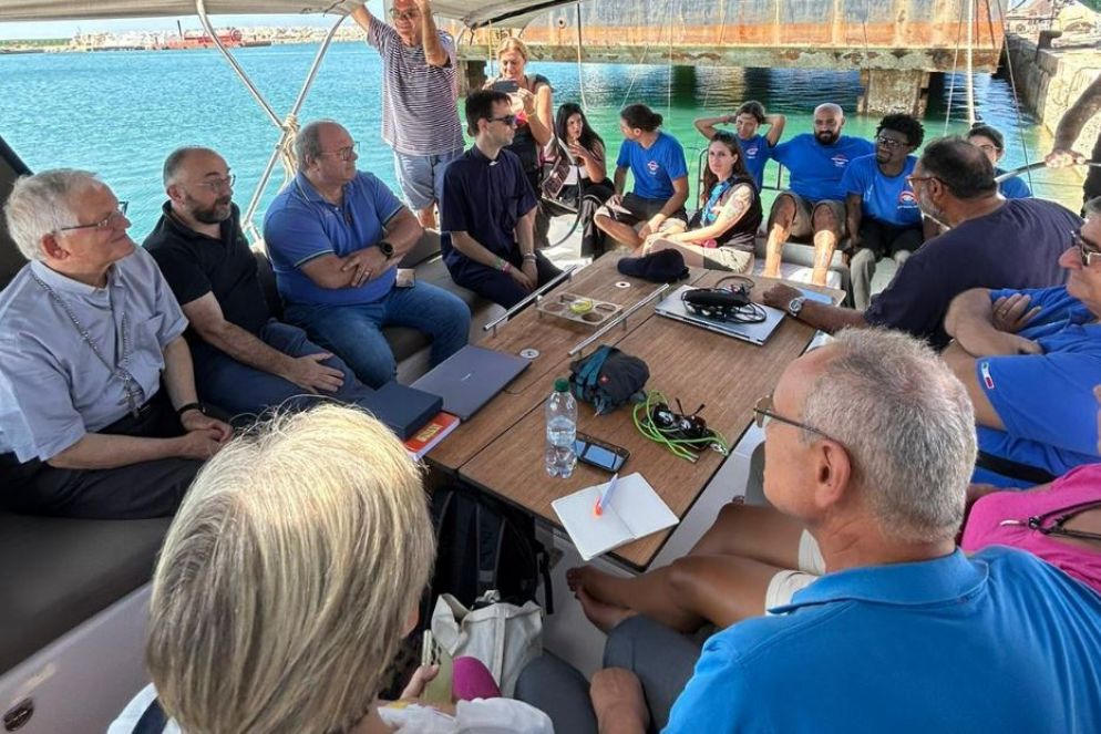 L'equipaggio sul veliero Cei in missione nel Mediterraneo insieme alla nave Mare Jonio di Mediterranea - .