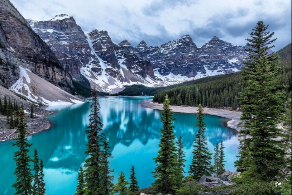 Le acque turchesi del Moraine Lake nelle montagne rocciose del Canada - © Stefano Tiozzo