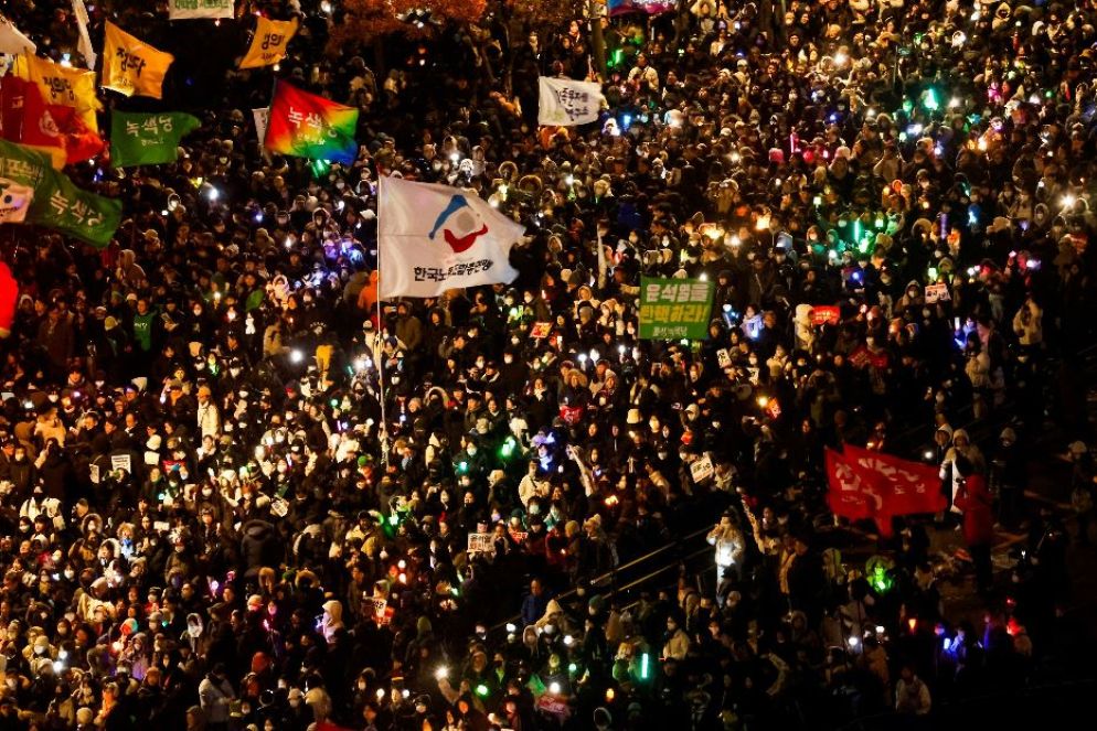 La piazza non si arrende e chiede le dimissioni - Reuters